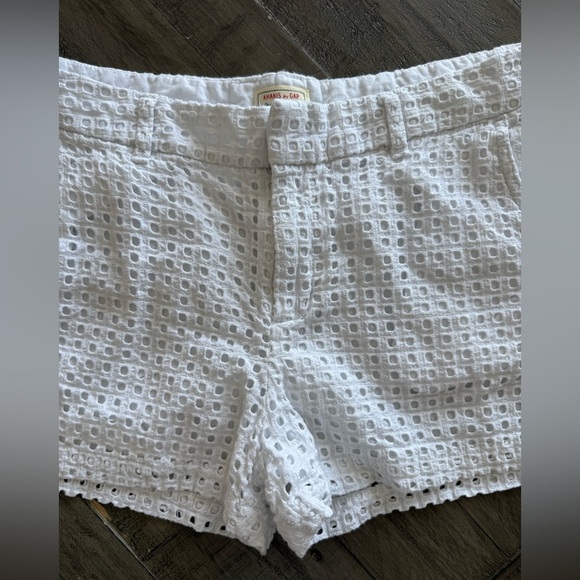 Khakis by GAP The City Short, size 10. - Picture 2 of 8